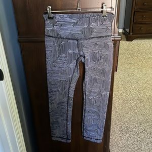 Lululemon Wunder Under Crop III
Maze Jacquard White Black - Size 2